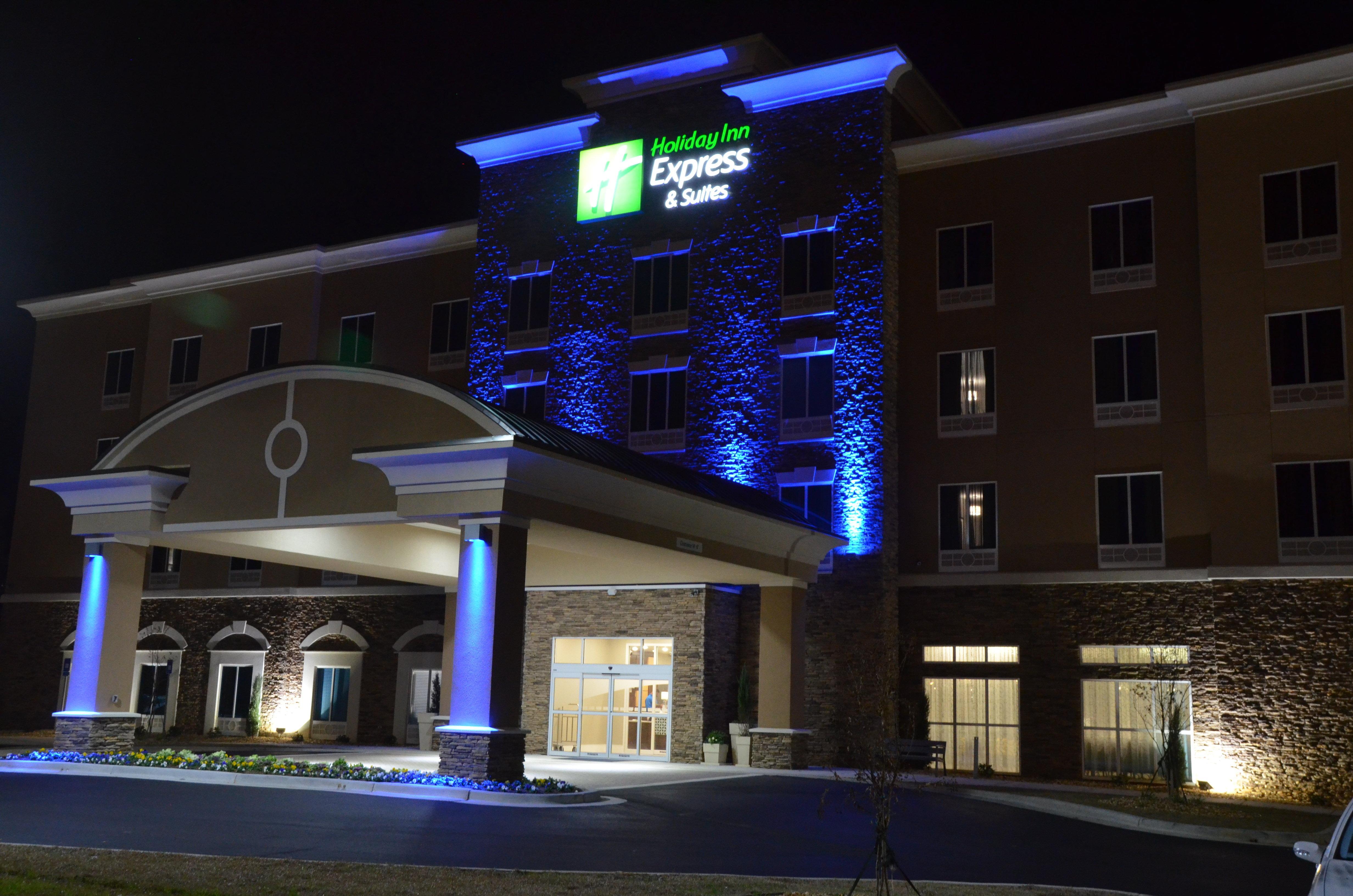Holiday Inn Express & Suites Albany Exterior photo